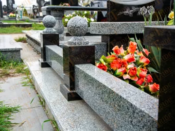 Гранітна огорожа, Меморіальні комплекси